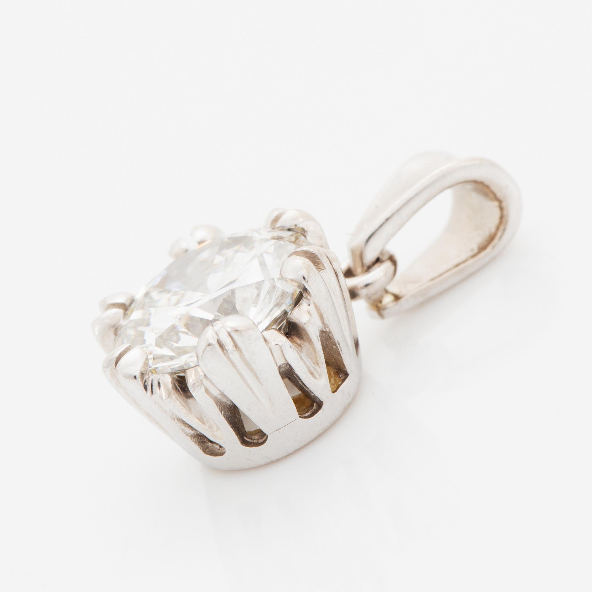 Brilliant-cut diamond pendant.