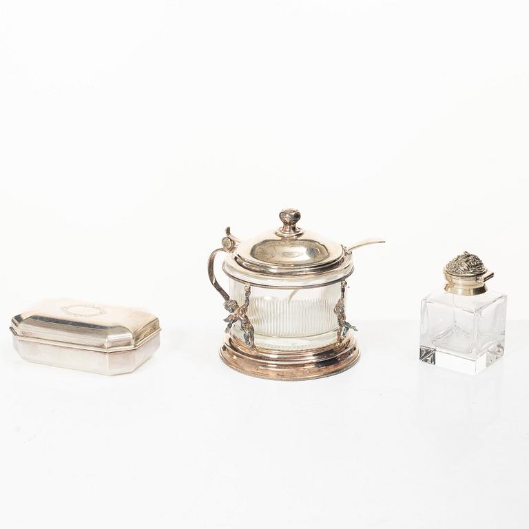 Sockerskål med lock, bläckhorn samt ask, silver och glas resp silver, 1900-tal, bl a Italien.