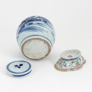 A blue and white jar with cover and a famille rose dish, 19th century China, Qing dynasty.