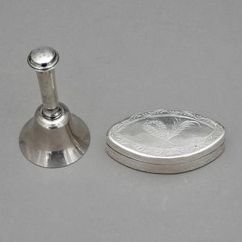 DOSA samt BORDSKLOCKA, silver, däribland Olof Peter Almén, Hedemora, 1808 (verksam 1787-1806),