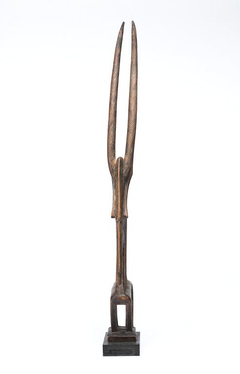 HUVUDPRYDNAD. Tshiwara (stiliserad antilop). Trä. Bambara-stammen. Mali ca 1920-1940. Höjd 86 cm.