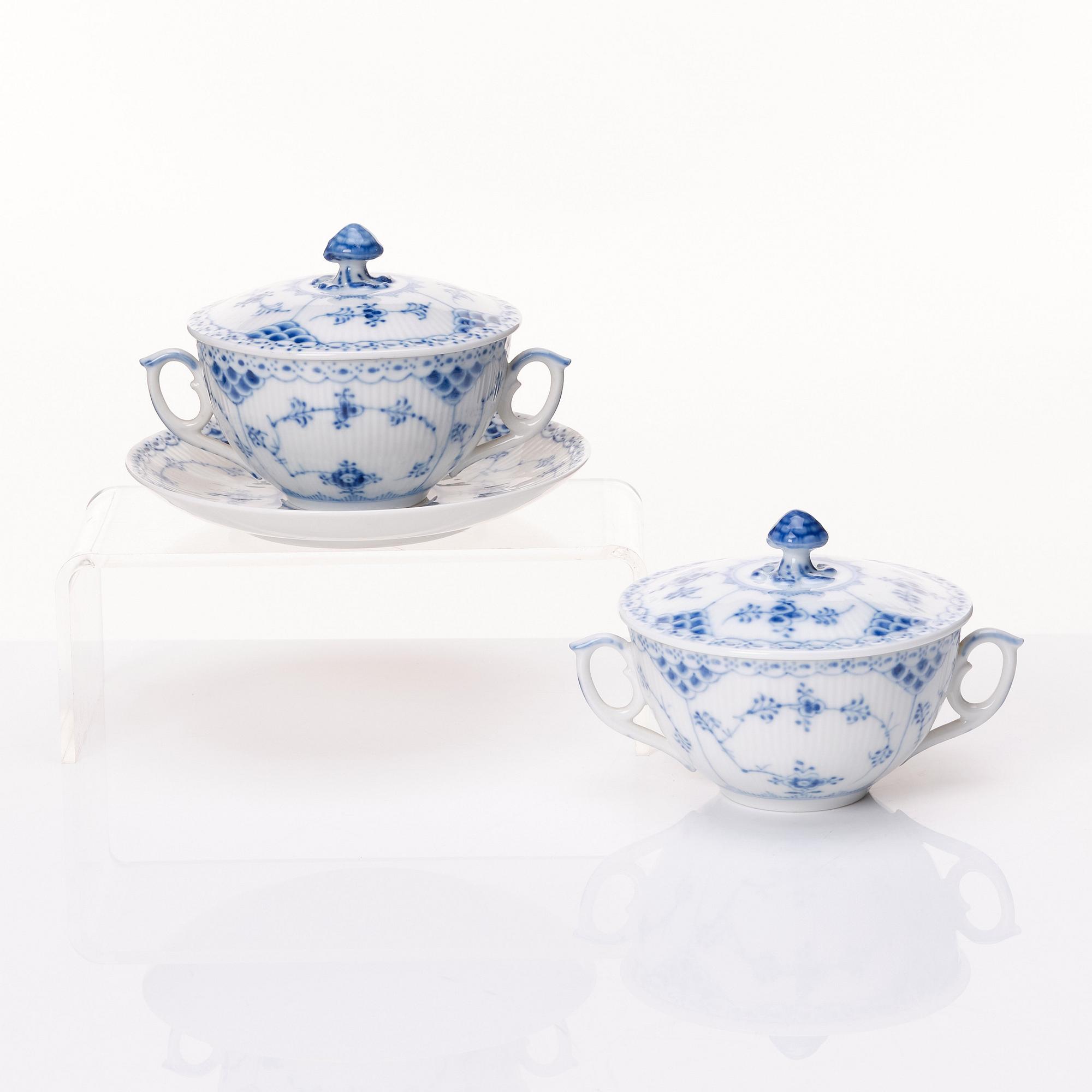 Royal Copenhagen, a 107 pieces 'Musselmalet' porcelain service, 20th century.