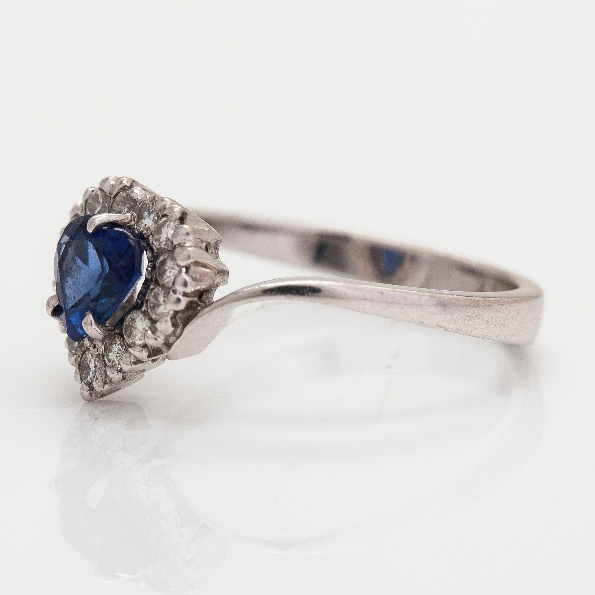 Sormus, 18K valkokultaa, sydämenmuotoinen safiiri ja timantteja yhteensä n. 0.15 ct.