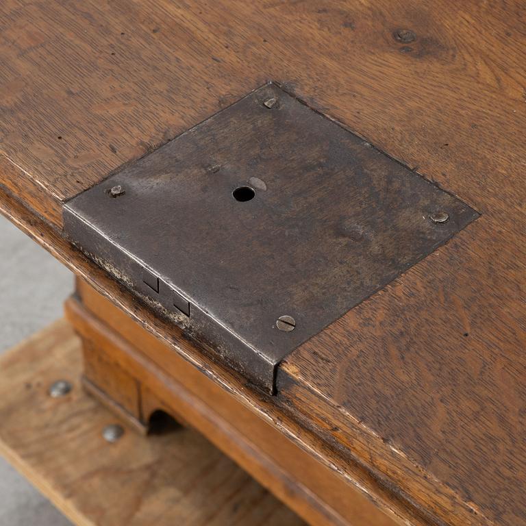 An oak secretaire, around 1800.