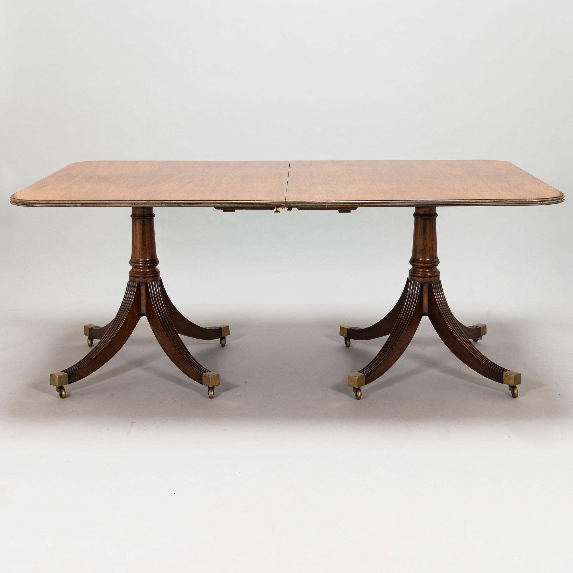 Matbord och 8 stolar, mahogny, tageltyg, England, 1900-talets första hälft.