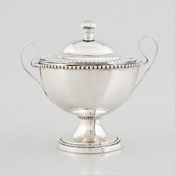 Bowl with lid, silver, maker's mark AEK and indistinct mark, 18th/19th century.