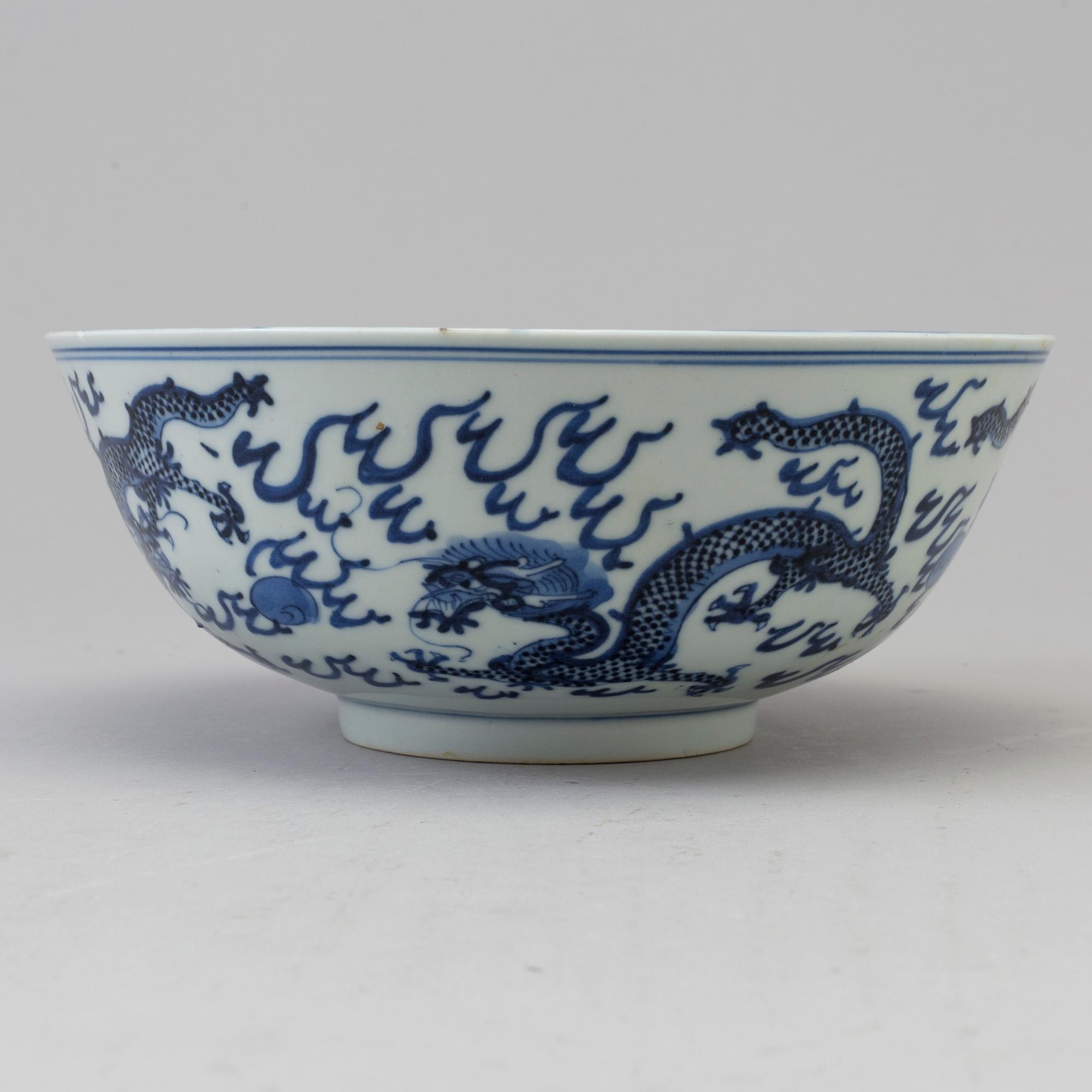 SKÅL, porslin. Qingdynastin, 1800-tal med Kangxis märke.