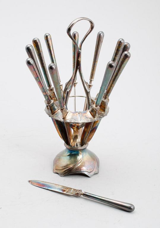 KNIVSTÄLL MED 12 KNIVAR, nysilver, jugend, tidigt 1900-tal.