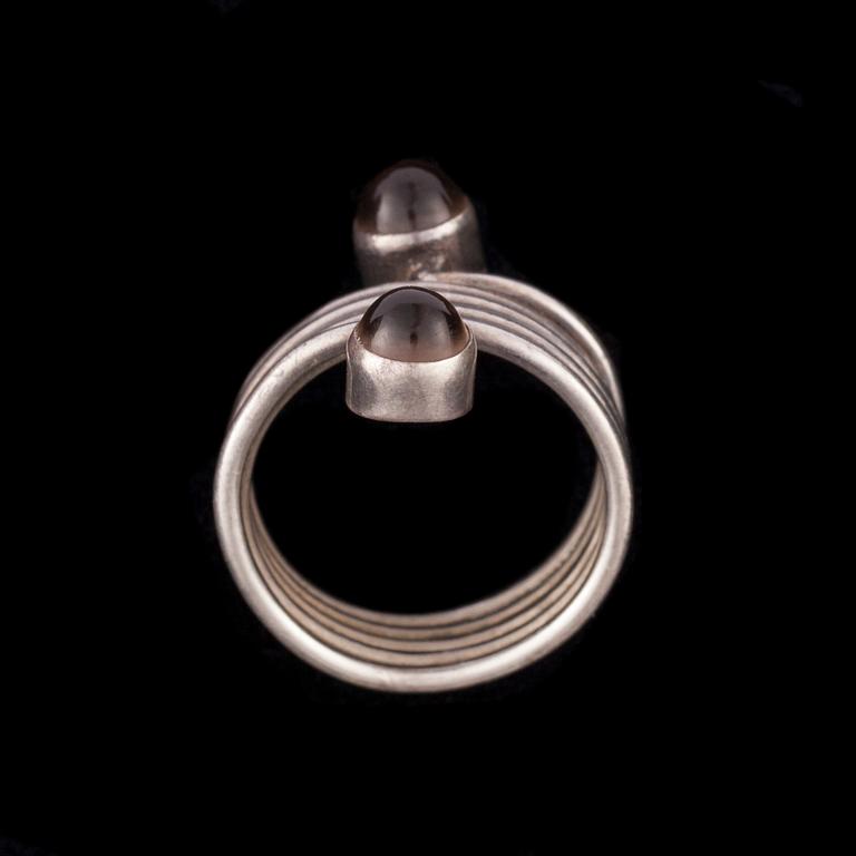 RING, silver, rökkvarts. Heikki Kaksonen, Kaunis Koru. Vikt ca 6,4 g.