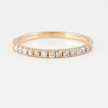 RING, 18K guld med briljantslipade diamanter ca 0.20 ct. Vikt 1,5 gram.