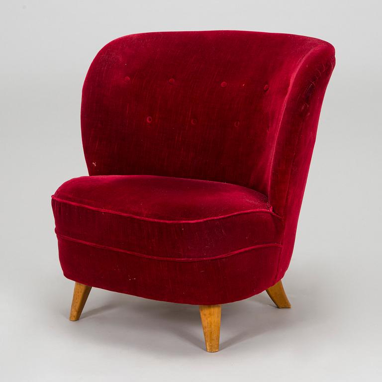 A mid-20th century armchair.
