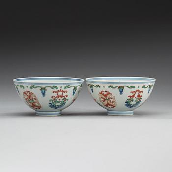 A pair of wucai bowls, Republic (1912-49) with Yongzhengs six character mark.