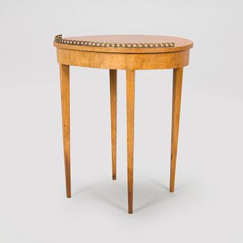 Sidobord/ lampbord, 1900-talets början.