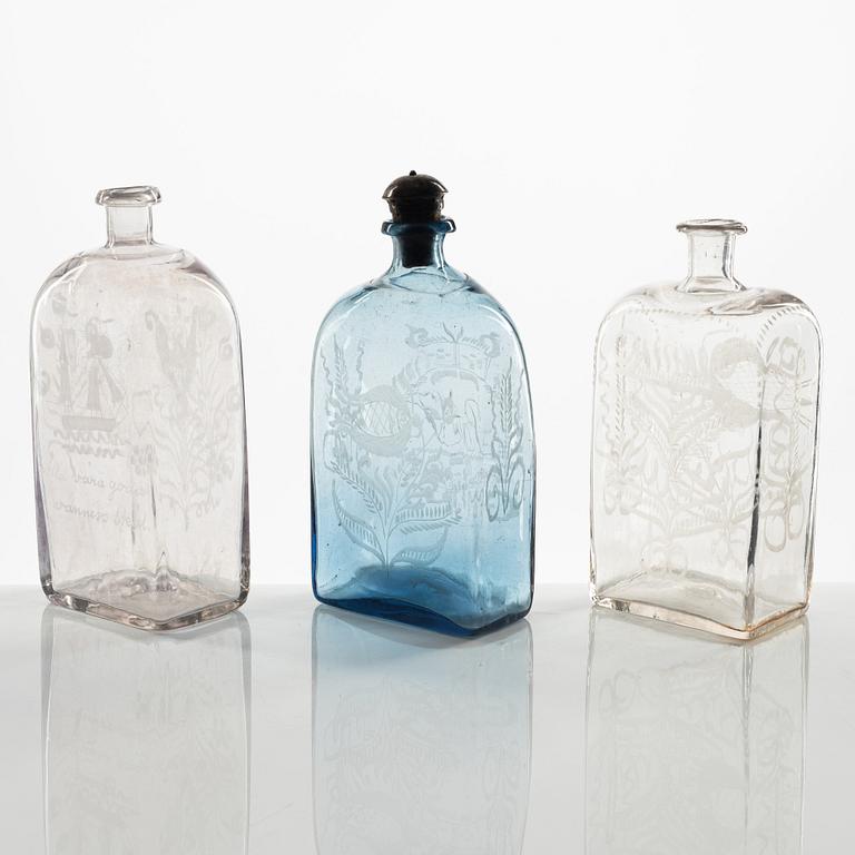 Brännvinsflaskor, tre stycken, bland annat Cedesbergs glasbruk, 17/1800-tal.