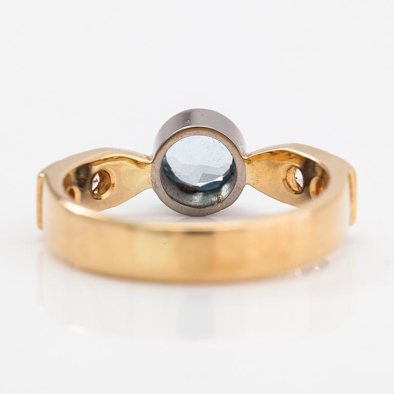 Sormus, 18K kultaa, topaasi ja safiireja. Invalidiliiton Järvenpään koulutuskeskus, Järvenpää 2010.