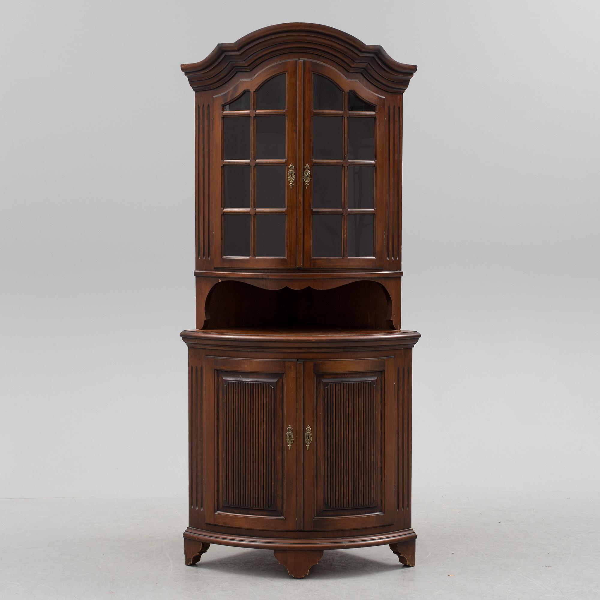 HÖRNSKÅP, gustaviansk stil, 1900-talets första hälft.