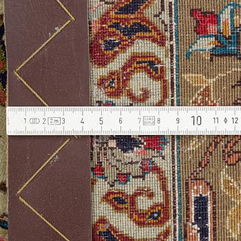 Rug, old Täbris, circa 290 x 194 cm.