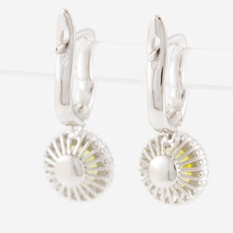 Earrings with peridot and brilliant-cut diamonds.