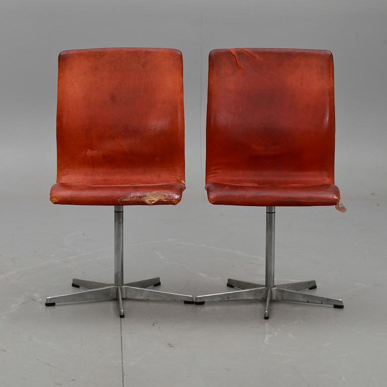 STOLAR, ett par, "Oxford", Arne Jacobsen, Fritz Hansen, Danmark. 1960-talets slut.