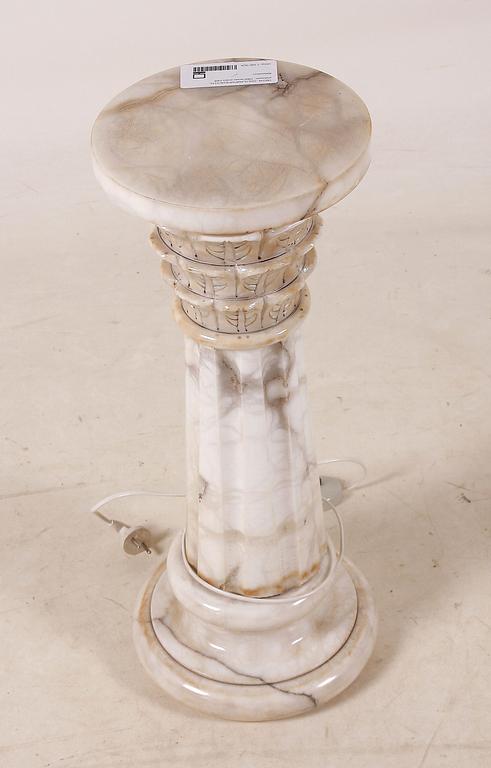 GOLVLAMPA/PIEDESTAL, alabaster, 1900-talets andra hälft.