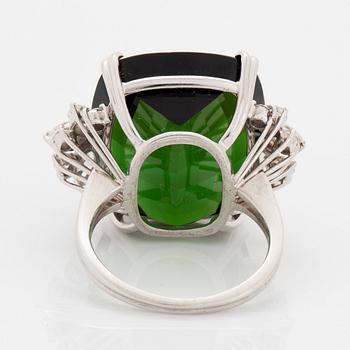Ring 18K vitguld med en fasettslipad grön turmalin.