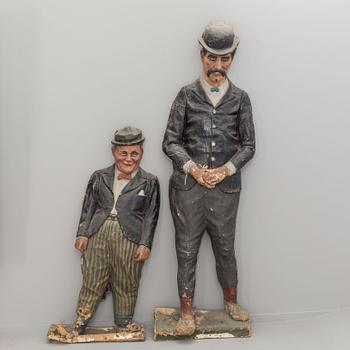 FIGURDOCKOR, ett par, Papier maché,  föreställande Fyrtornet och Släpvagnen. 1900-talets första hälft.