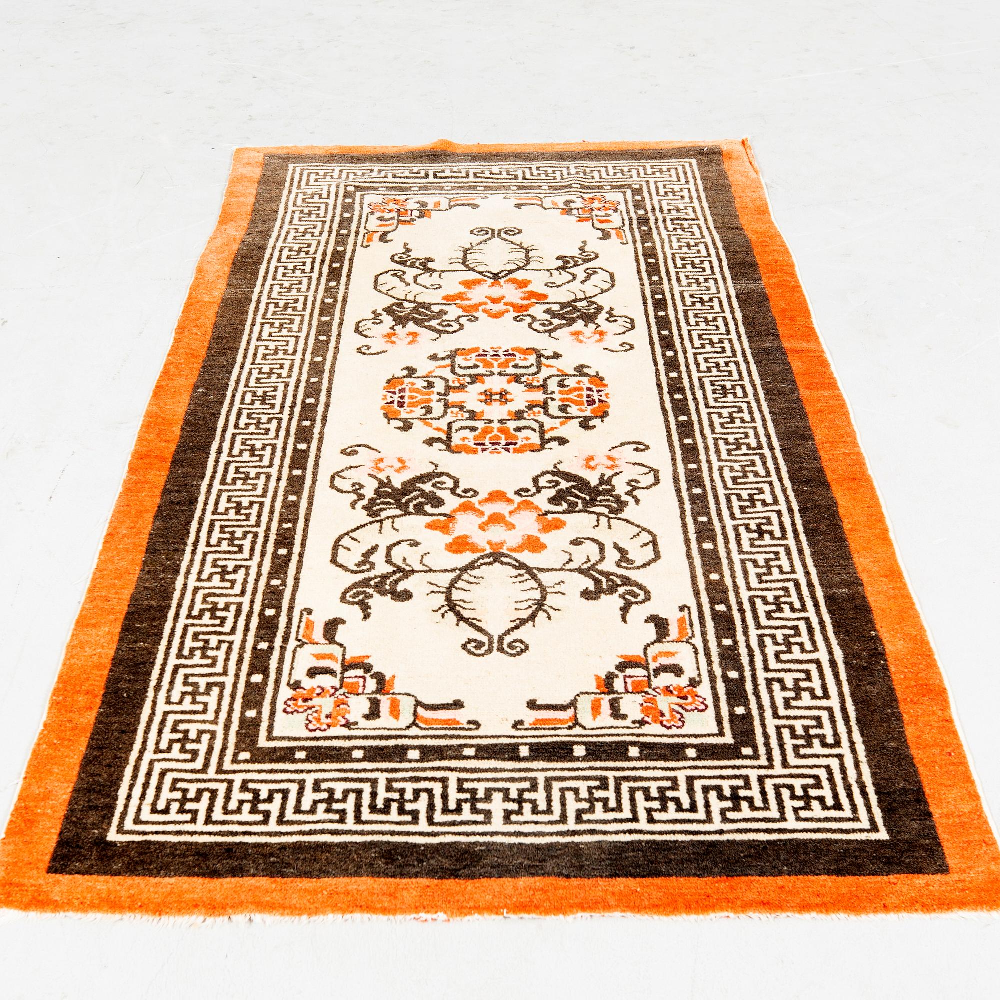 A Chinese antique carpet ca 174x93 cm.