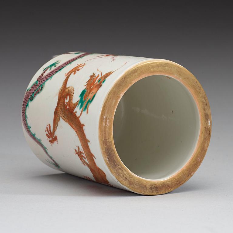 An enameled brushpot, Qing Dynasty, 19th Century.