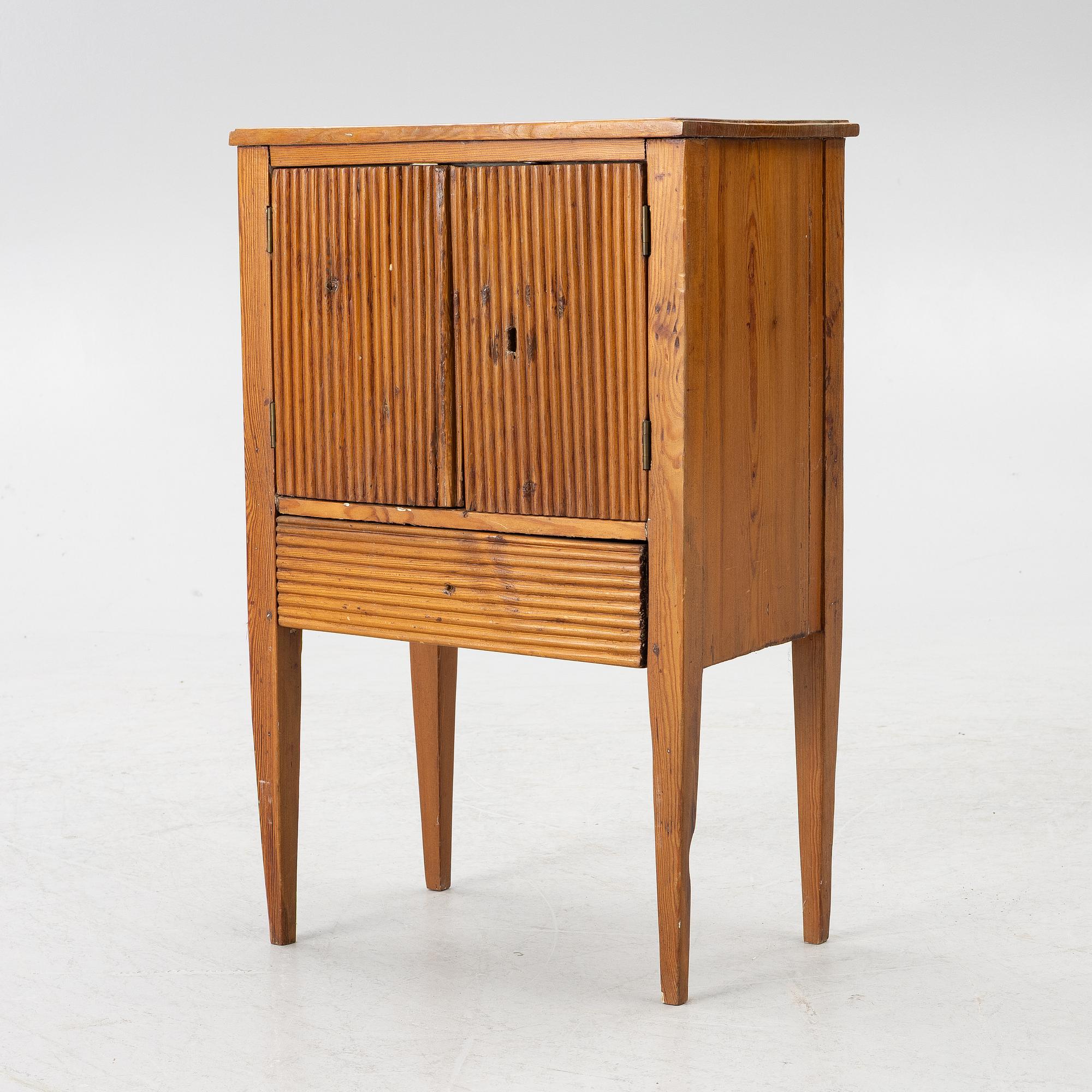 Pottskåp, gustaviansk stil, 1800-tal.