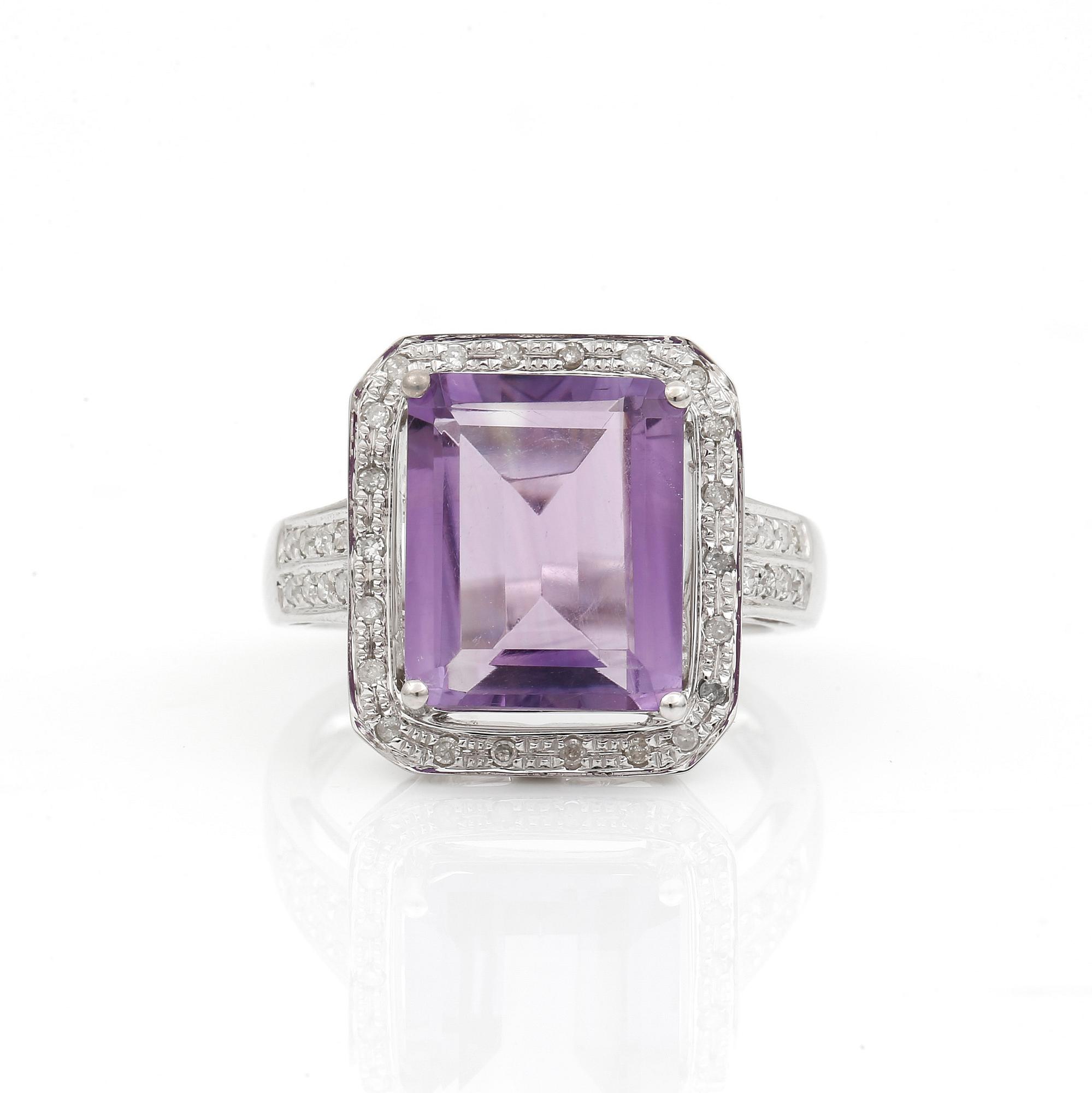 RING, trappslipad ametist, ca 4,35 ct omgiven av små diamanter.