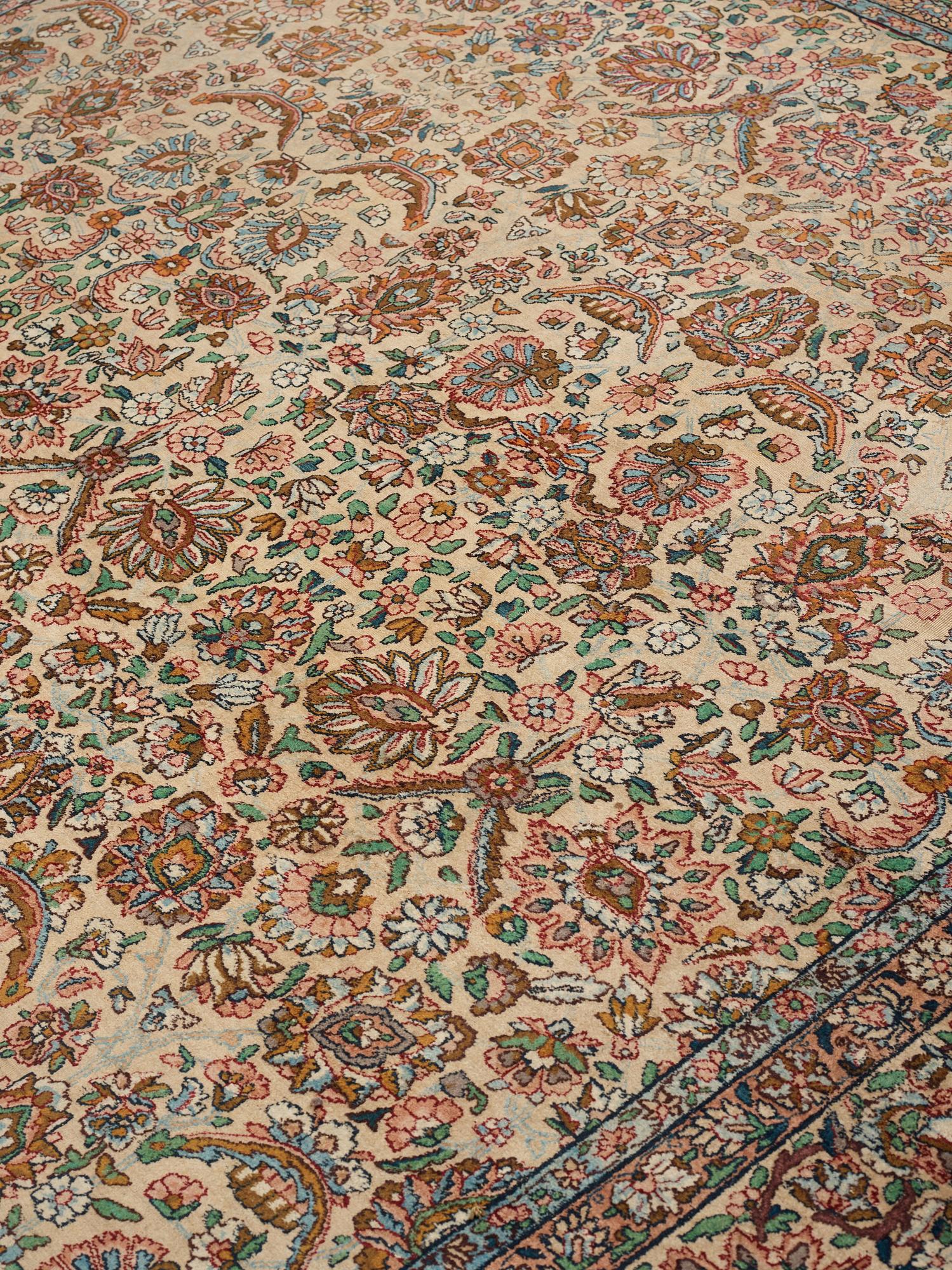 Matta, semiantik Kirman, ca 510,5-513 x 315-318,5 cm.