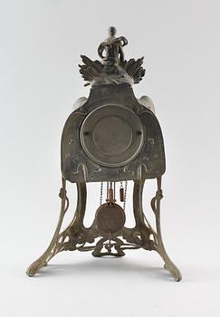 BORDSPENDYL, vitmetall, jugend, omkring år 1900.