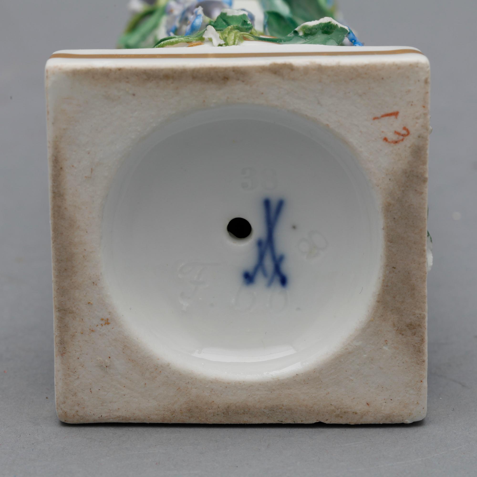 BLÄCKHORN samt LJUSSTKAR, ett par, porslin, Meissen, 18/1900-tal.