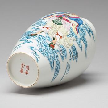 A Chinese vase, 20th Century.
