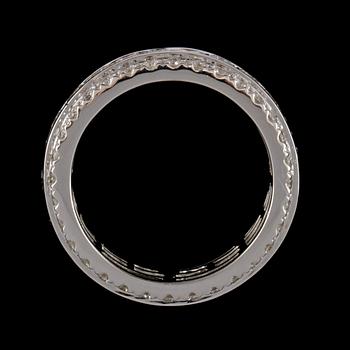 RING, 18k vitguld med 89 briljantslipade diamanter, totalt 3.18 ct. Vikt 8 g.