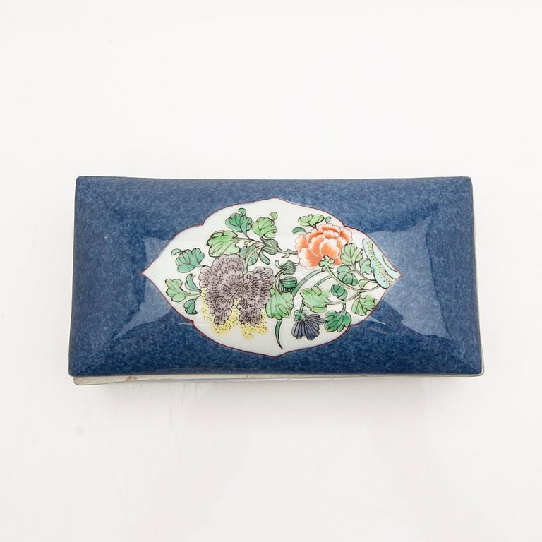 A lot comprising 3 pieces of porcelain, China, Qing dynasty, late 19th/20th century.