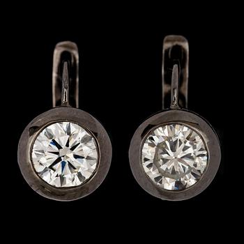 740. A pair of brilliant cut diamond earrings, tot. 2 cts.