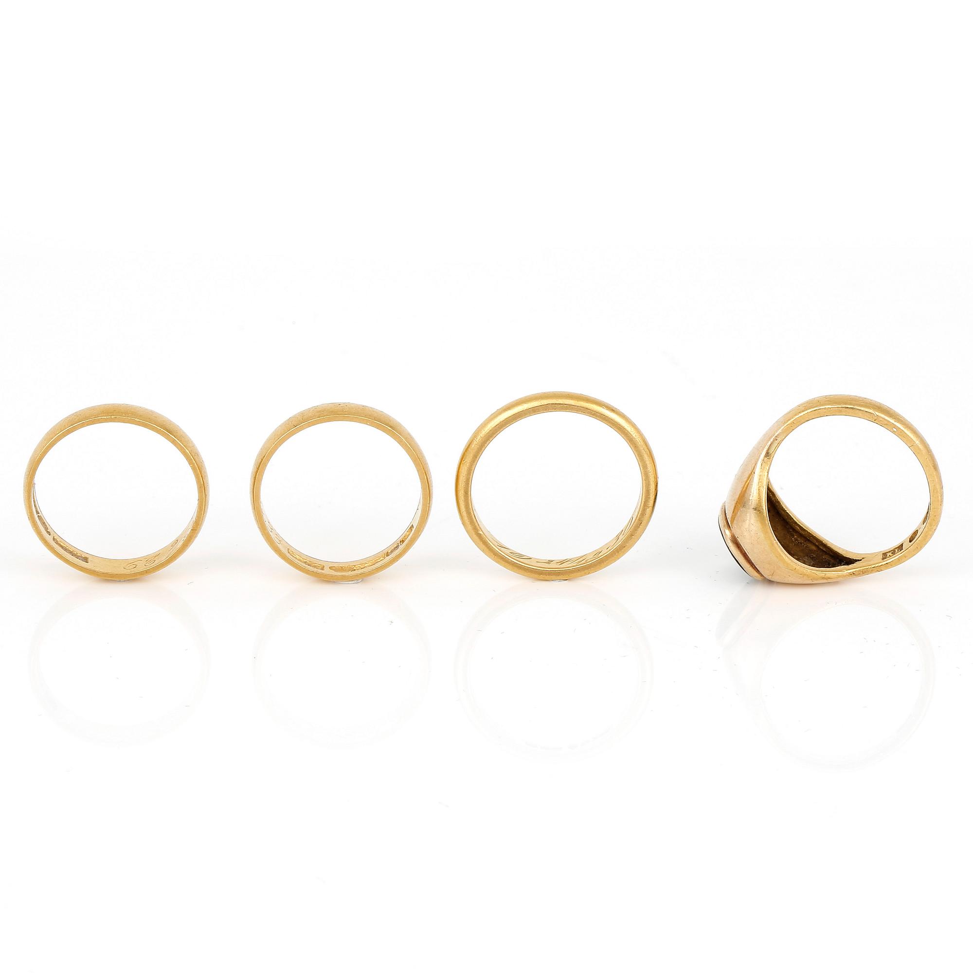 RINGAR, 4 st, 23K guld med sannolikt syntetisk grön spinell, Stockholm, 1900-tals. Total vikt ca 24,40 g.