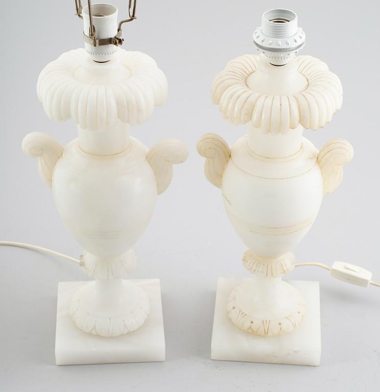 BORDSLAMPOR, 2 st snarlika, alabaster, 1900-talets första hälft.
