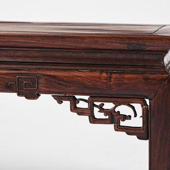 Bord, hardwood. Qingdynastin, 1800-tal.