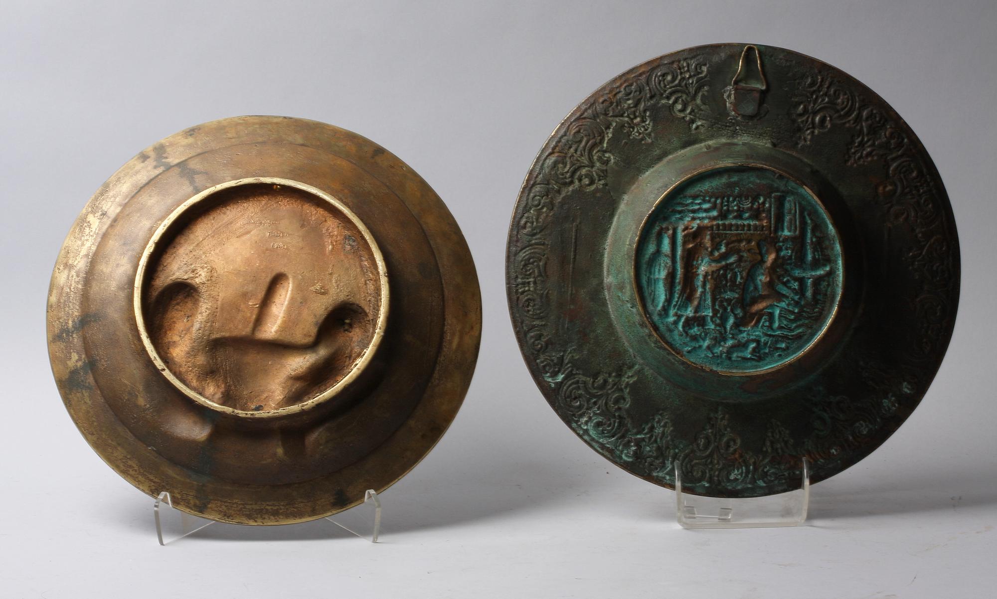 VÄGGRELIEFER, 2 st, metall.