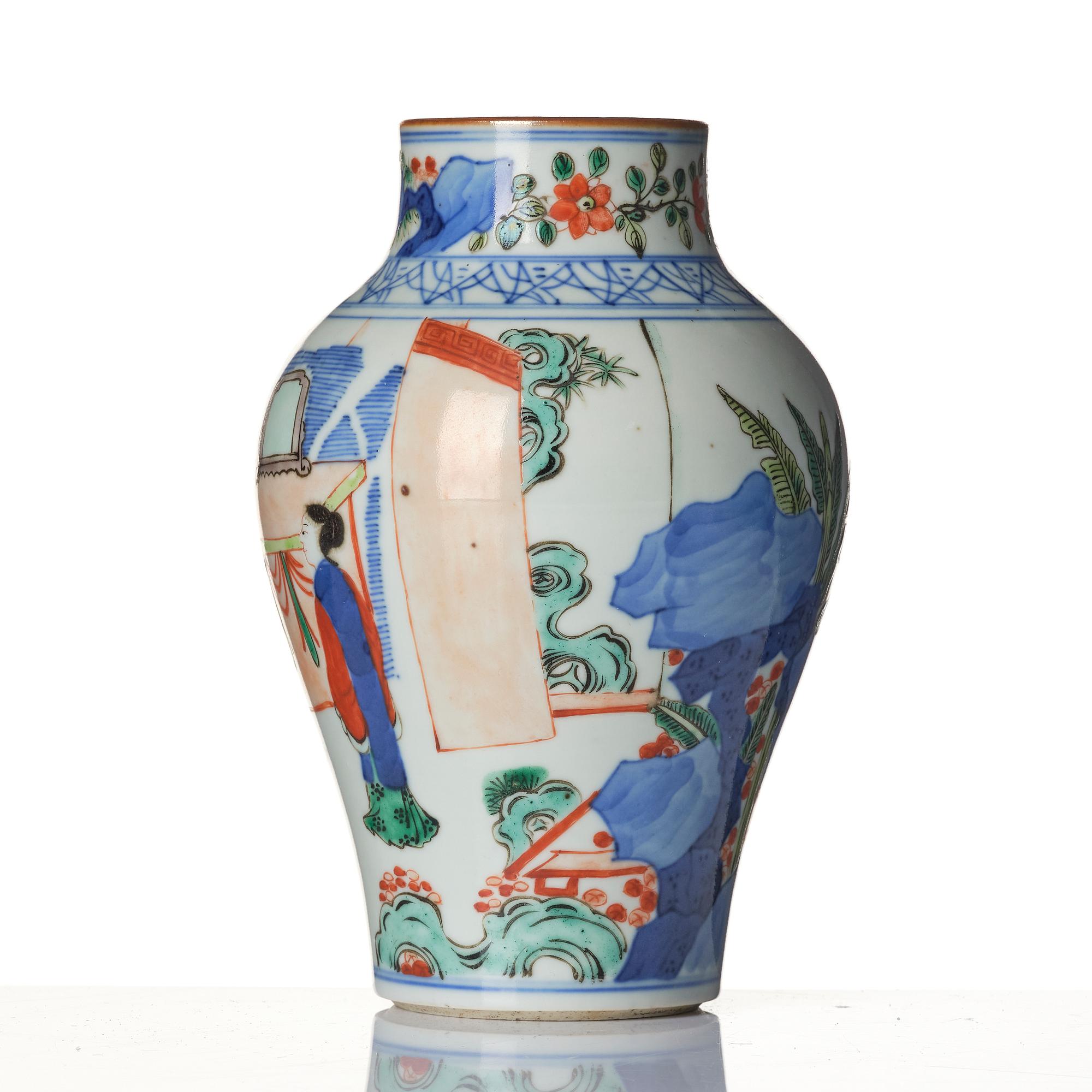 A wucai Transitional style vase, Qing dynasty, 19th century.