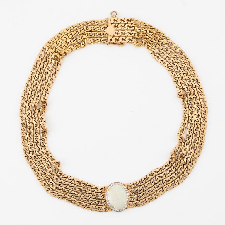 Necklace 14K gold with an opal and round brilliant-cut diamonds.