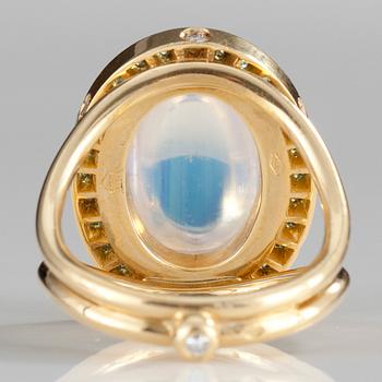 RING, guld 18K, månsten 6,50 ct, peridoter tot. 0,30 ct, briljanter 6 x 0,02 ct. TEMPLE ST. CLAIR. Vikt 11,7 g.