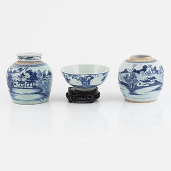 Two Chinese blue and white porcelain jars and a bowl, China, 18th/19th century.