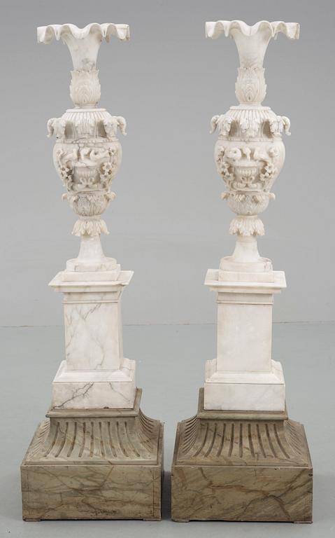 URNOR, ett par, alabaster, Italien, senare delen av 1800-talet.