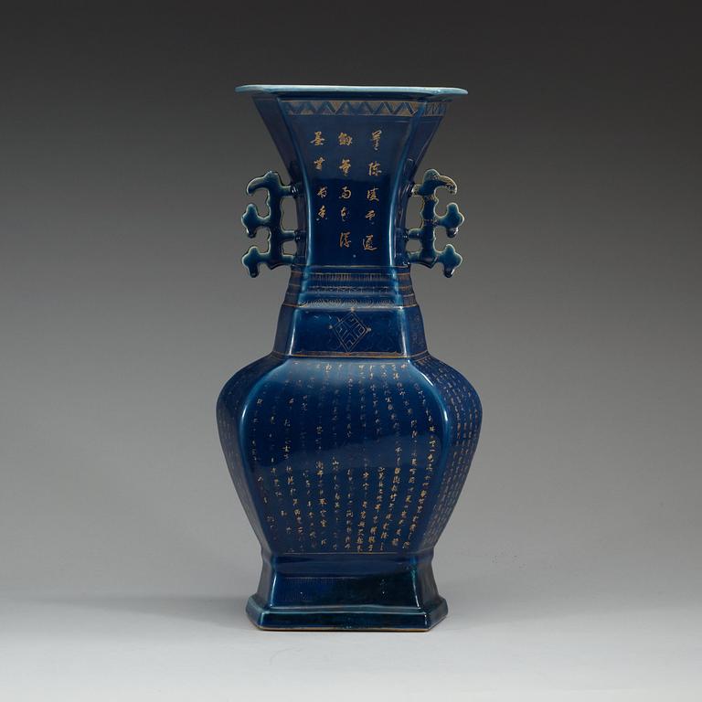 VAS, porslin. Qing dynastin, 1700-tal.