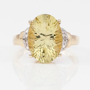 RING, 10K guld, mindre diamanter och kvarts.