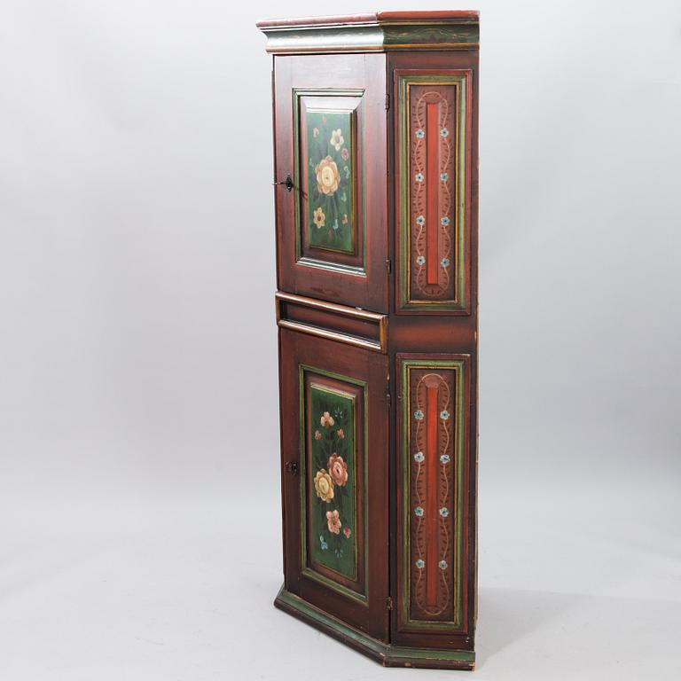 A rustic corner cabinet, 18/19th century.