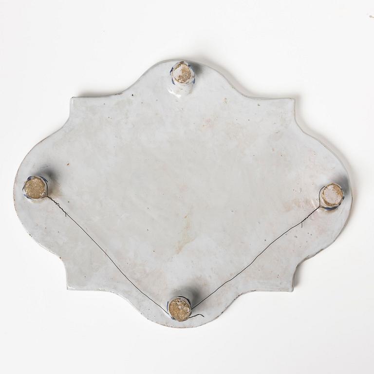 Bordsplateau, fajans. Frankrike, Rouen tidigt 1700-tal.